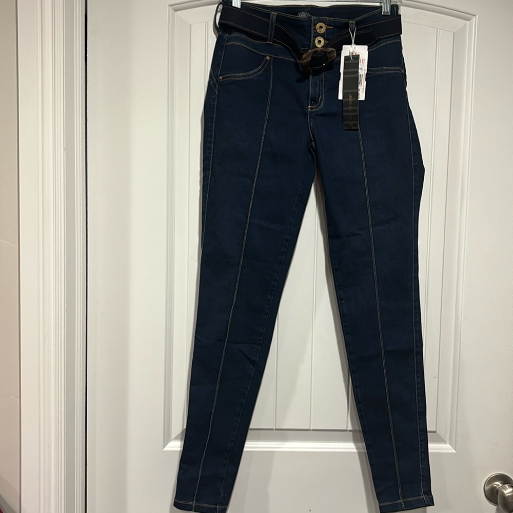 Calga Cigarrete Butt Lifting Jeans Sz 4 ( US) .